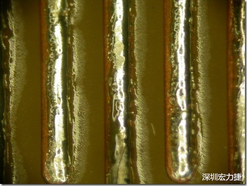 經(jīng)過168小時(shí)的高溫高濕環(huán)境實(shí)驗(yàn)后，此錫膏的最低SIR還可達(dá)到500,000,000 ohms，取LOG10為108.70，但是可以看到焊錫的邊上還有未吃錫的露銅，表示其吃錫狀況比較差