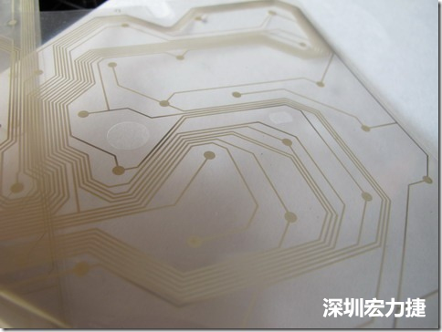 下面第二個圖則是另一片也有著按鍵線路的PTF，當上、下兩面PTF的按鍵結點互相接觸后就可以計算出是哪個按鍵被按下了?？墒钱敯存I沒有按下時，上下兩片PTF的線路則是分開的，所以上圖那片PTF的線路上面其實還另外覆蓋了另一層透明的PET作為絕緣層，只露出了需要在鍵盤按下時才會碰觸的接觸點，因為這些材質使用的都是Polymer，所以才撐這樣的技術為Polydome(聚合簧片)。